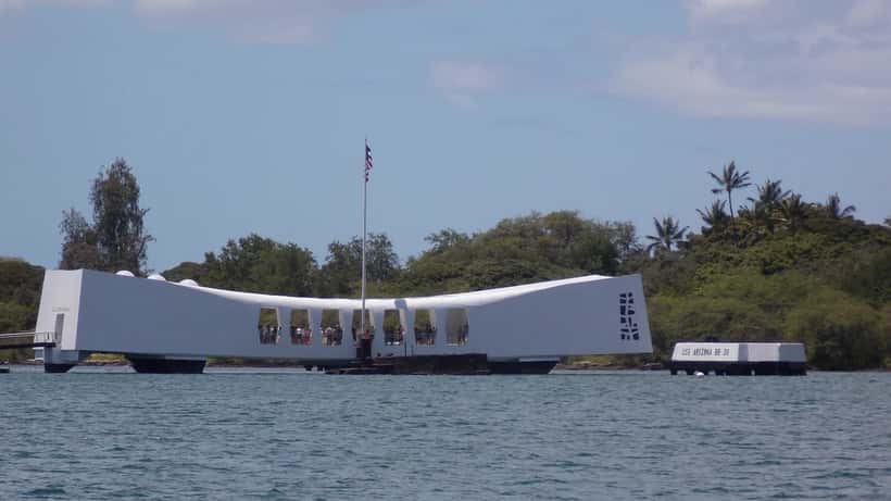 Memorial del USS Arizona en Pearl Harbor visto desde el agua, Honolulú, Hawaii