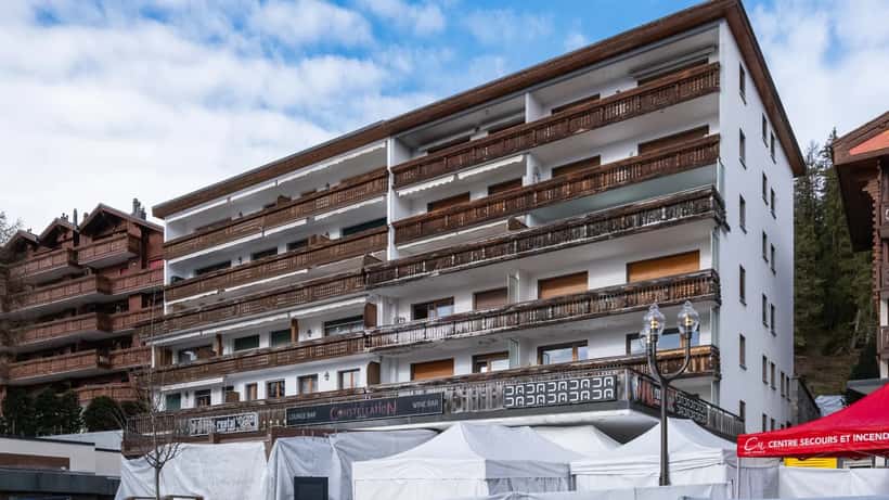 Le bar Le Constellation à Crans-Montana photographié le 2 janvier 2026 après l'incendie meurtrier du Nouvel An