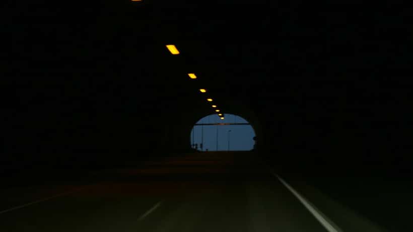 Útgangur Hvalfjörðarganga á Íslandi — vetrarmorgunn