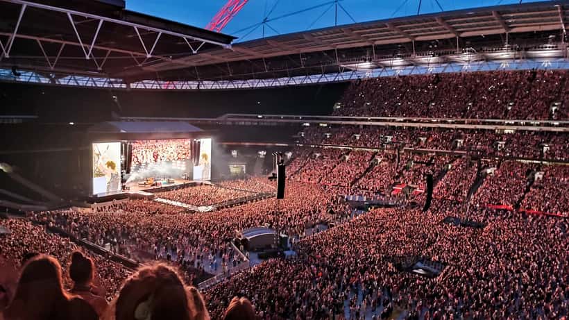 Grande plateia no Wembley Stadium para um concerto de Harry Styles na digressão Love on Tour