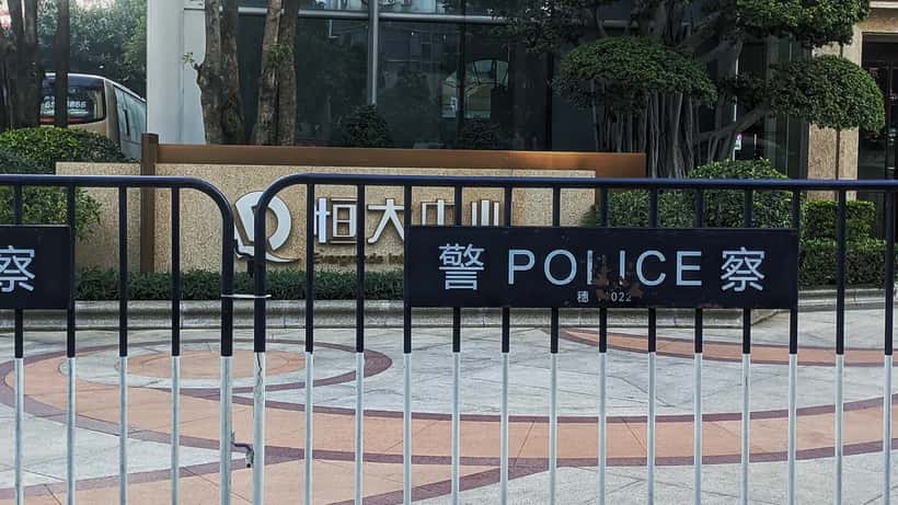 Sede centrale Evergrande a Guangzhou transennata dalla polizia durante la crisi immobiliare cinese