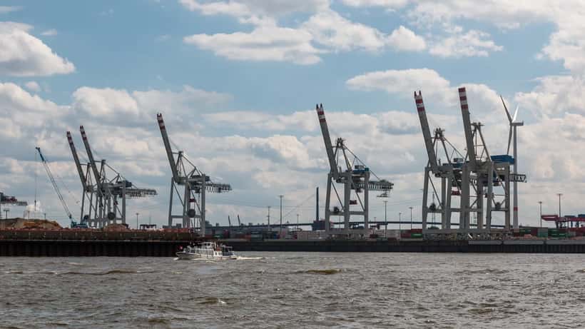 Containerskibe og kraner i Hamburgs havn med travl godshåndtering