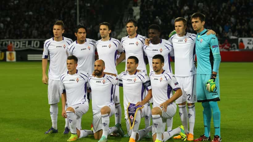 Giocatori della Fiorentina in maglia viola in campo