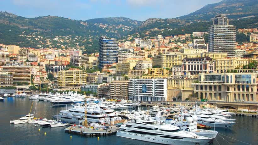 Puerto de Mónaco con yates de lujo y edificios de la Riviera Francesa, el principado sin impuesto sobre la renta para atletas de élite