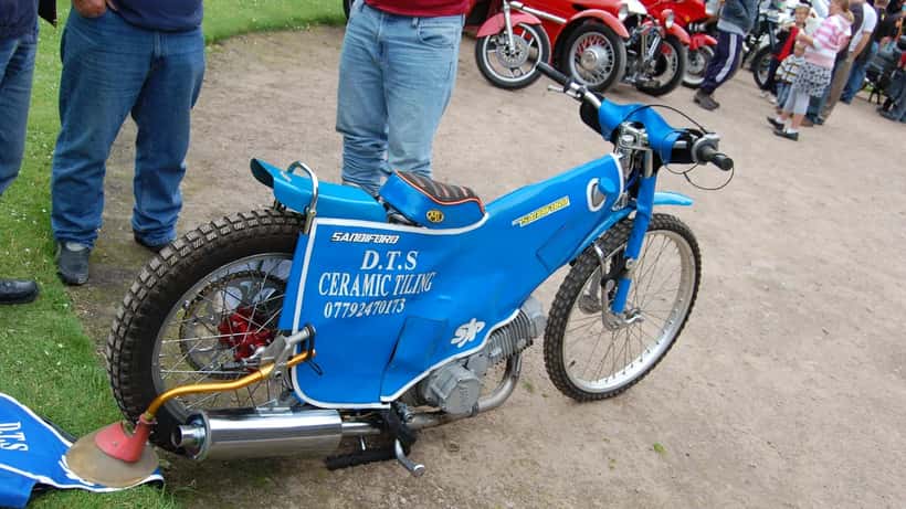 Moto de speedway com motor Jawa exposto, representando a engenharia radical das máquinas sem freios do Speedway Grand Prix 2026