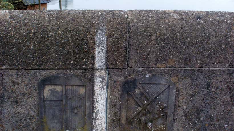 Pont rhénan de Rheinfelden avec les armoiries du canton d'Argovie et du Land de Bade à la frontière