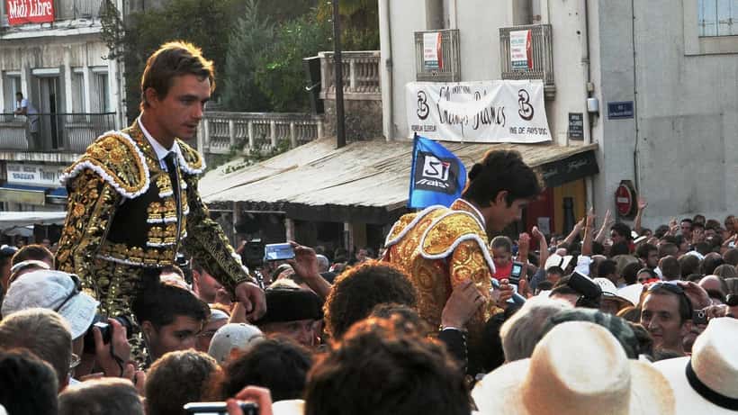 Matadors Juan Bautista et Sébastien Castella portés en triomphe lors de la Feria de Béziers