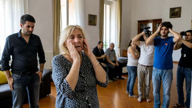 Donna in stato di stress emotivo in un salotto moderno, espressione di frustrazione