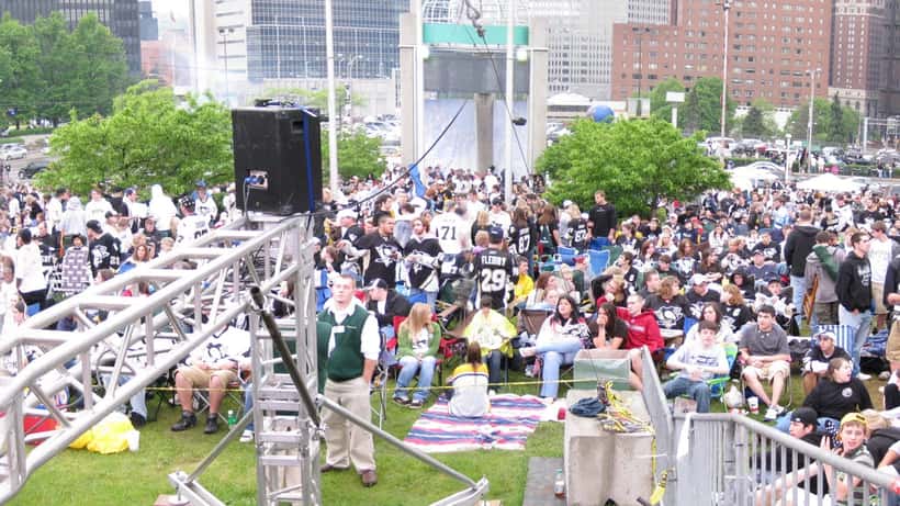 Pittsburgh Penguins -faneja NHL-areenalla play-off-tunnelmassa