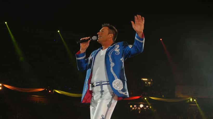 Gerard Joling op het podium tijdens optreden