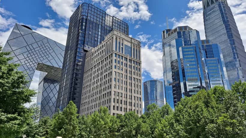 Beijings forretningsdistrikt CBD sett fra gaten med moderne skyskrapere