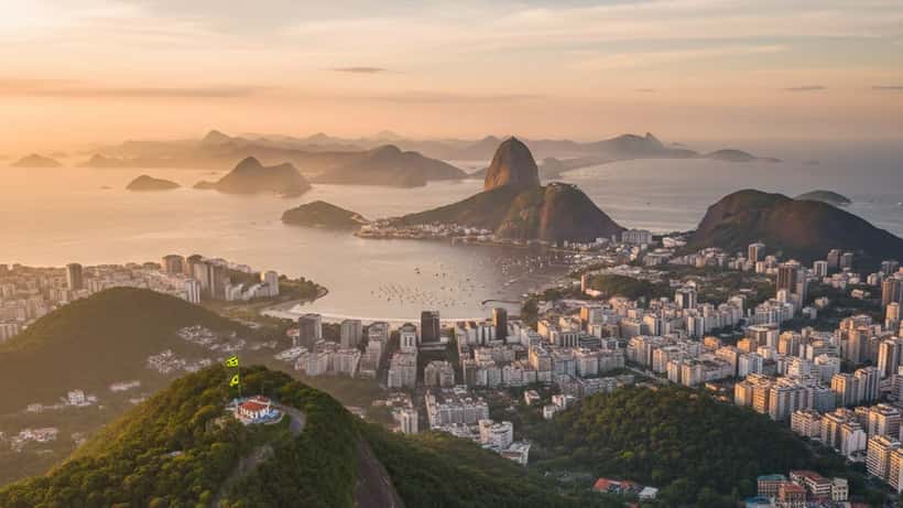 Mãe brasileira preocupada com bebê em sala de espera de hospital pediátrico em São Paulo