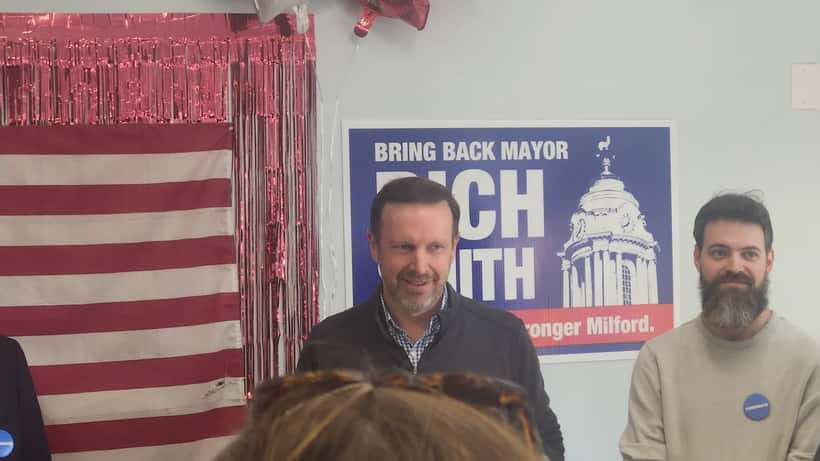 Senator Chris Murphy speaking at Connecticut Democratic campaign headquarters
