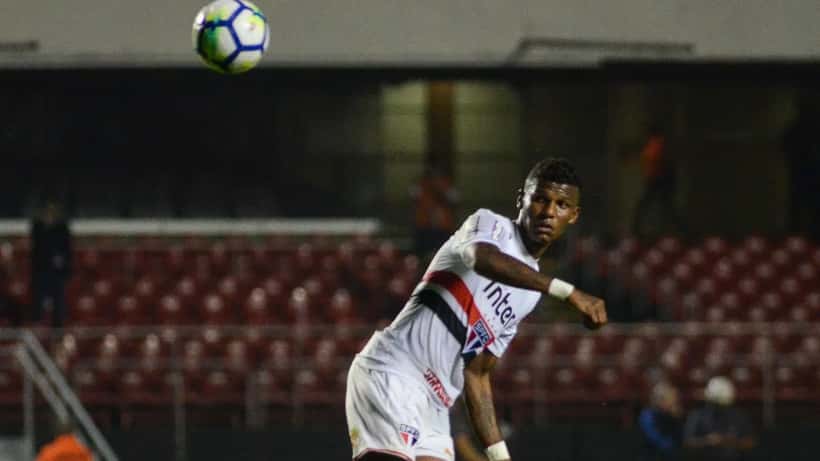 Robert Arboleda em campo durante partida pelo São Paulo FC