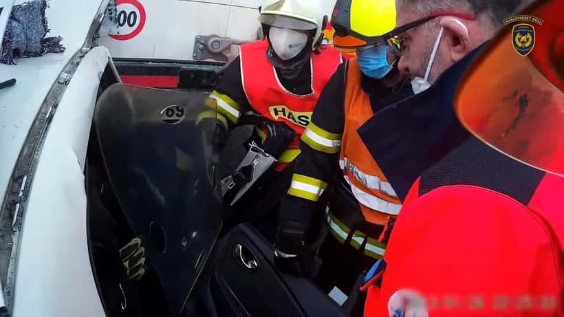 Verkeersongeval op snelweg met beschadigde voertuigen en hulpdiensten