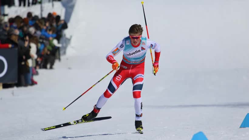 Johannes Høsflot Klæbo hiihtämässä maailmancupin sprinttikilpailussa