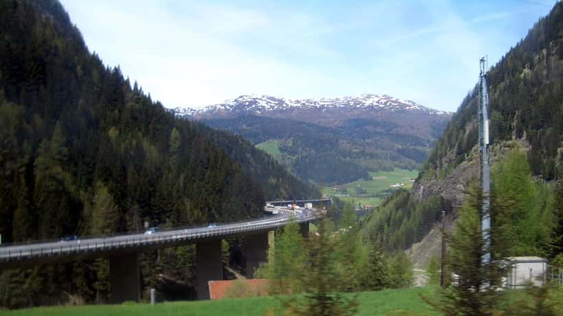 Brenner Pass Autobahn Österreich mit Fahrzeugen auf der Gebirgsroute