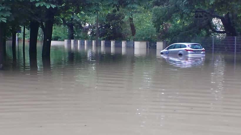 Überflutete Straße bei Hochwasser 2013 in Österreich