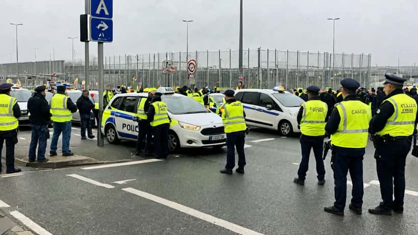 Chauffeurs de taxi en gilet jaune bloquant l'accès à un aéroport parisien