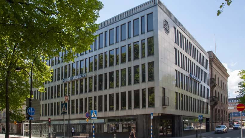 Handelsbankens kontor i Gävle sett utifrån med bankens logotyp och entré