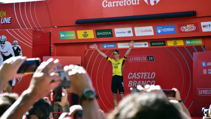 Ciclista Wout van Aert em competição de ciclismo profissional