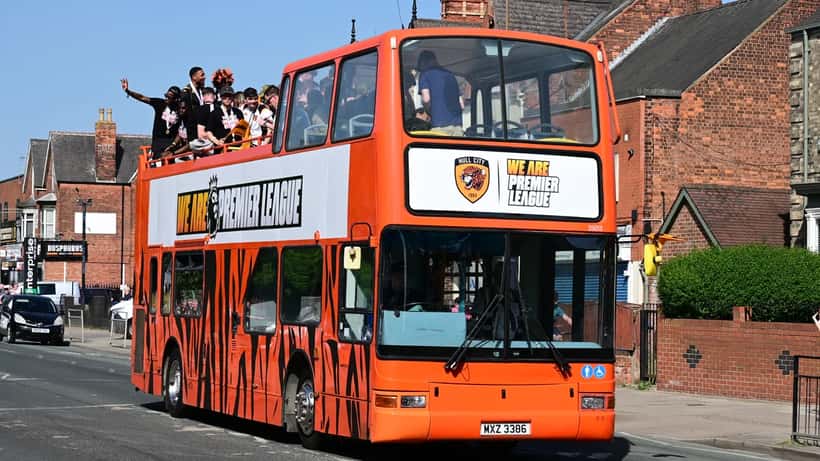 Défilé de bus Hull City célébrant leur promotion en Premier League via les play-offs du Championship 2026