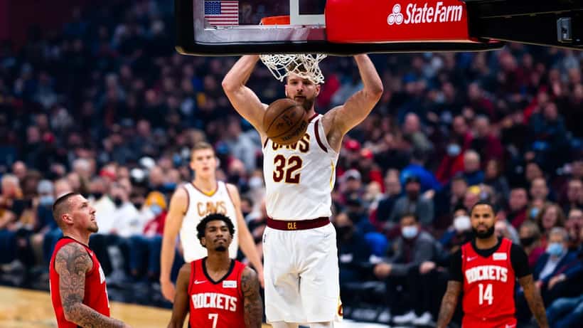 Dean Wade dunking for the Cleveland Cavaliers in a 2021 NBA game
