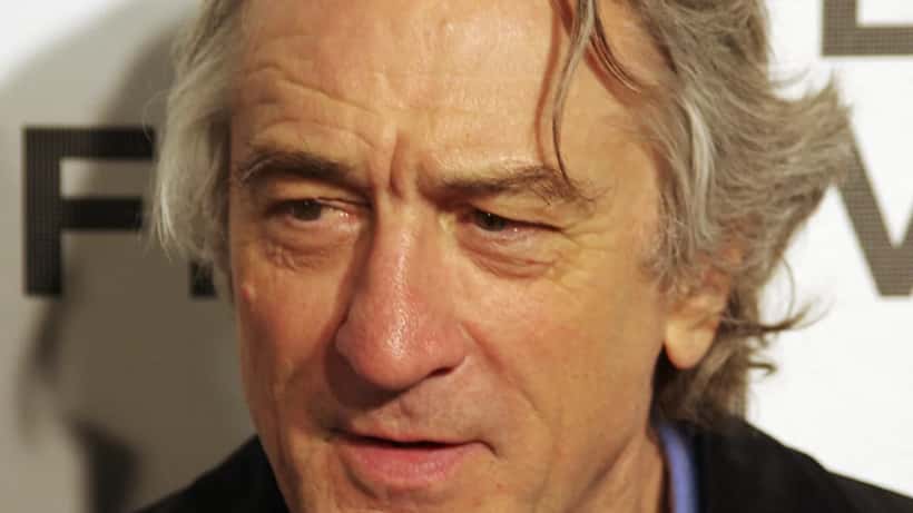 Robert De Niro photographié lors d'un événement public, tenue décontractée, sourire confiant