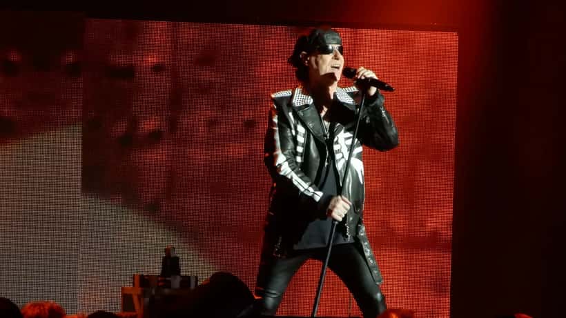 Klaus Meine der Scorpions singt auf der Bühne in Nantes 2018