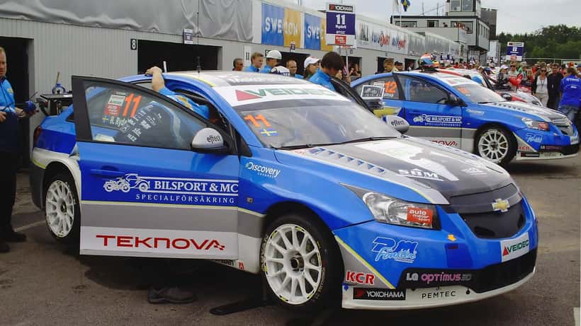 Motorsportevenemang vid Falkenbergs motorbana med racingbilar på banan