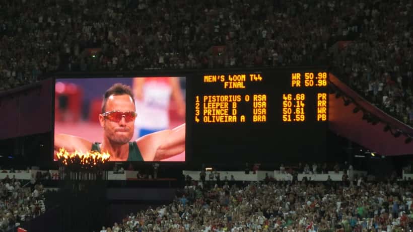 Oscar Pistorius springer 400m-lopp med kolfiberproteser vid internationell tävling