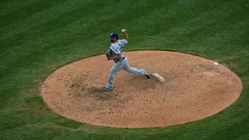 Kirby Yates, lanceur releveur des Angels de Los Angeles, en action sur le monticule lors d'un match de la MLB