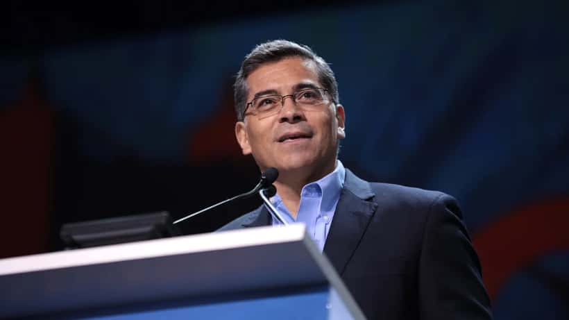 Xavier Becerra en evento oficial durante su período como Secretario de Salud