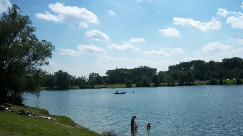 Blick auf den Pleschinger See in Steyregg bei Linz, Oberösterreich