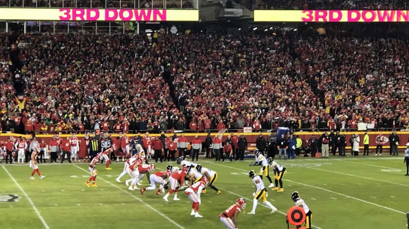 Jugadores de los Pittsburgh Steelers en el campo durante los playoffs Wild Card