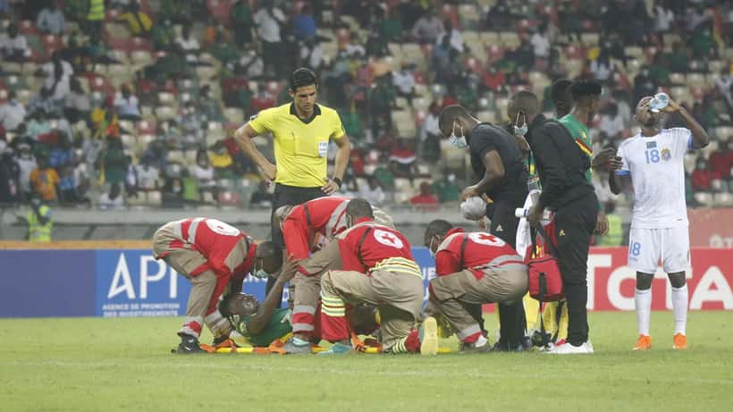 Paramedicinere hjælper en skadet fodboldspiller på banen