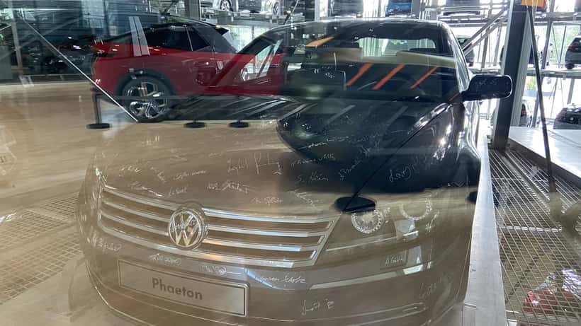 Volkswagen Fabrik Dresden Produktionshalle mit Fahrzeugen