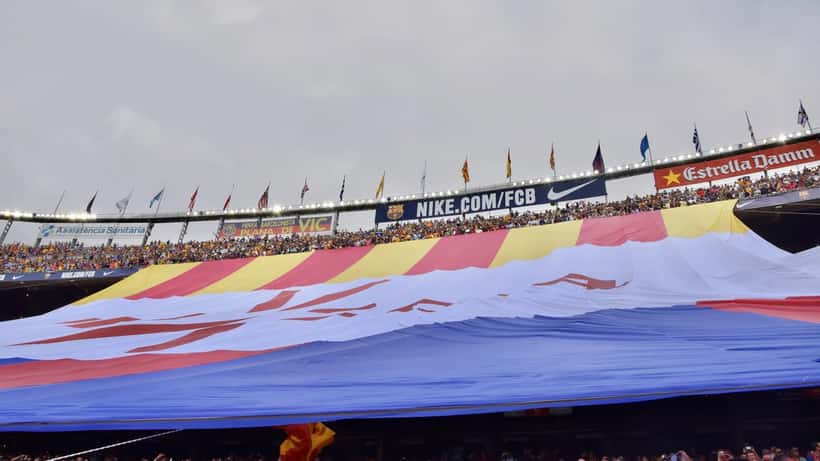 Camp Nou fyldt med tilskuere under FC Barcelonas La Liga-kamp