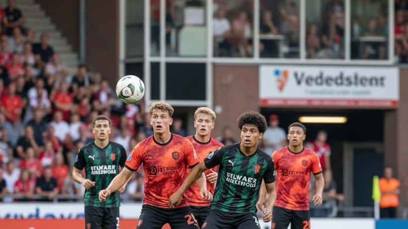 Nederlandse voetballers in actie tijdens een Eredivisie wedstrijd