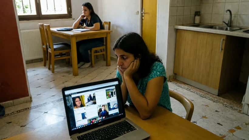 Mãe preocupada a verificar atividade online do filho em Lisboa