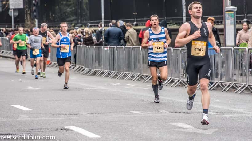 Corredores participando en un maratón urbano por las calles de la ciudad