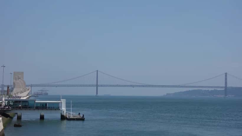 Ponte 25 de Abril em Lisboa ao entardecer com trânsito automóvel