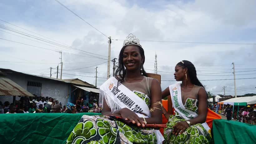 Candidates lors d'un concours Miss beauté en France, podium et couronne de Miss visible