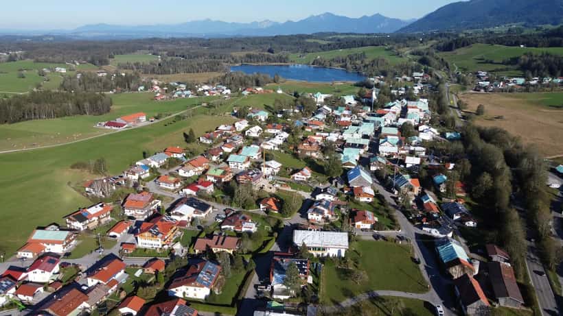 Vue aérienne d'un village après un épisode de grêle et d'orages violents en juin 2026