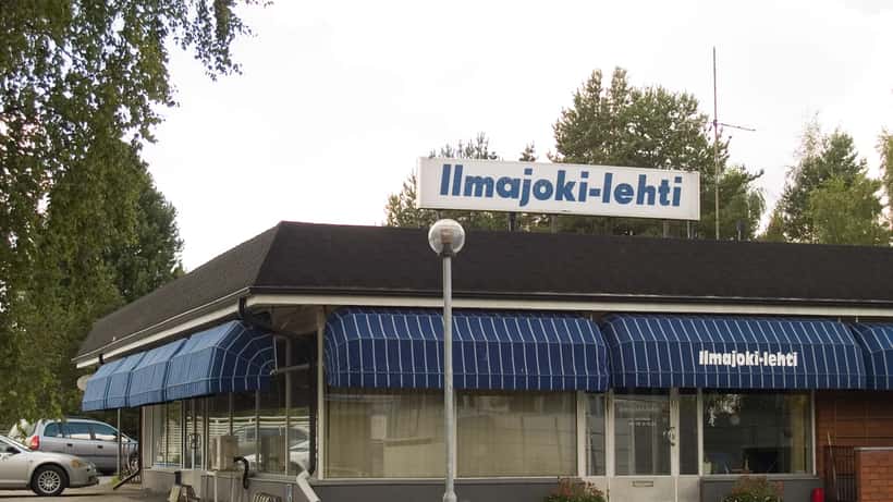 Suomalaisen paikallislehden toimitustilat ja toimittajat työssä