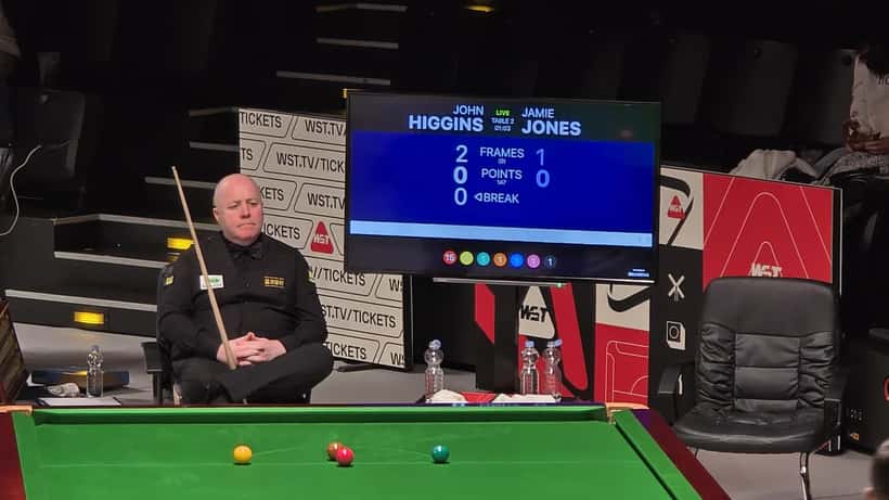 John Higgins pelaa snookeria Crucible Theatressa Sheffieldissä 2026