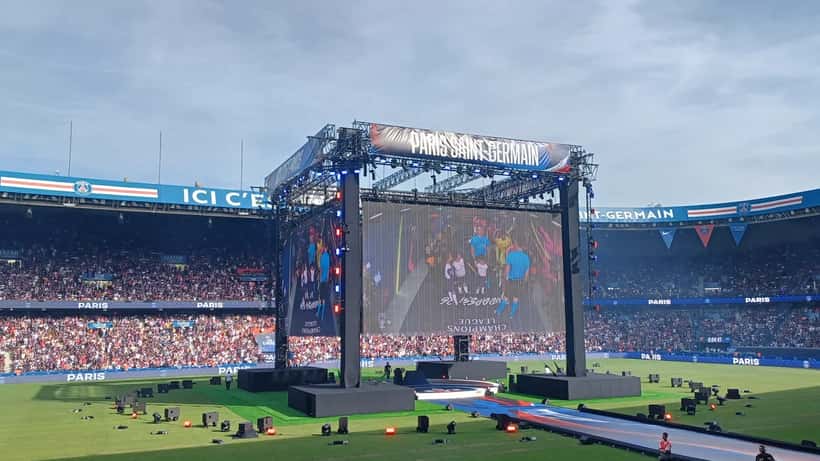 Estádio Parc des Princes durante jogo do Paris Saint-Germain na Ligue 1, com arquibancadas lotadas