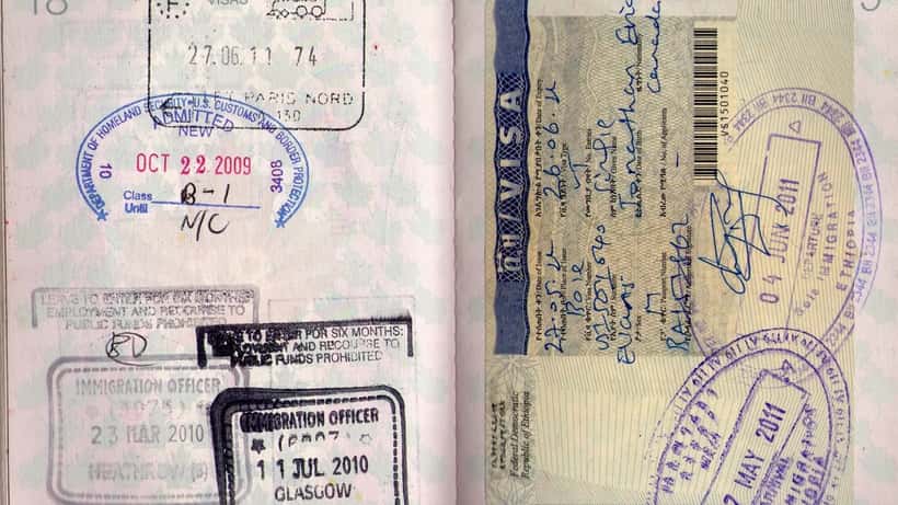 Passeport canadien ouvert avec tampons d'entrée France, Royaume-Uni et États-Unis