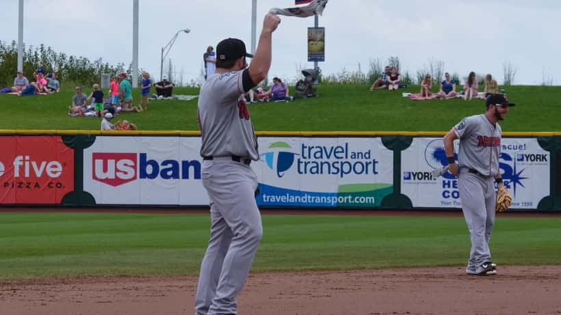 Max Muncy y Brett Morel en el diamante durante partido de béisbol en estadio