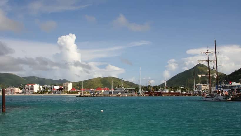 Vue panoramique de Philipsburg, île de Saint-Martin dans les Caraïbes, collectivité française en saison cyclonique 2026